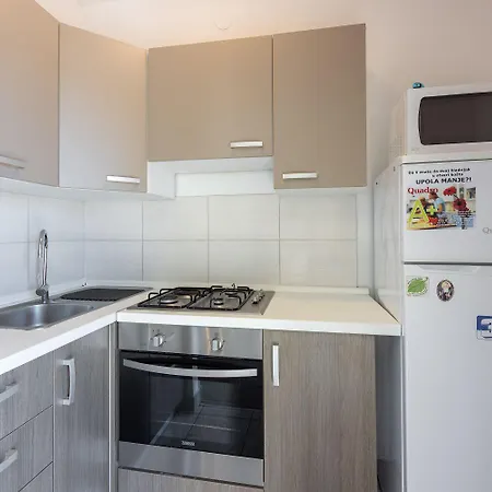 Apartman Helles Nur 100 Meter Zum Mit Meerblick, Parkplatz, Bbq Novi Vinodolski