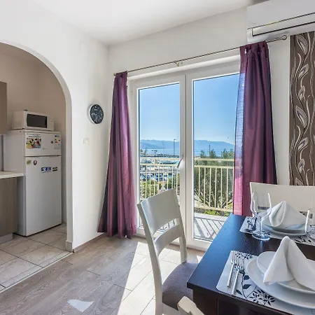 Helles Nur 100 Meter Zum Mit Meerblick, Parkplatz, Bbq Novi Vinodolski