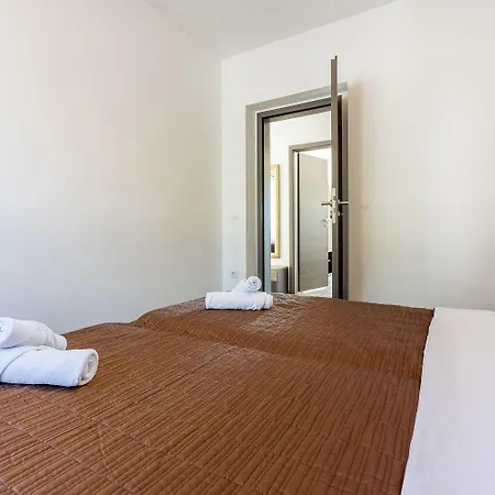 Apartman Helles Nur 100 Meter Zum Mit Meerblick, Parkplatz, Bbq Novi Vinodolski