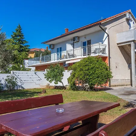 Helles Nur 100 Meter Zum Mit Meerblick, Parkplatz, Bbq Novi Vinodolski