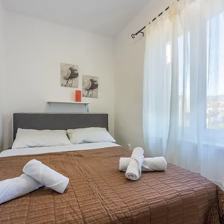 Apartment Helles Nur 100 Meter Zum Mit Meerblick, Parkplatz, Bbq Novi Vinodolski