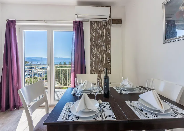 Helles Nur 100 Meter Zum Mit Meerblick, Parkplatz, Bbq Apartamento Novi Vinodolski