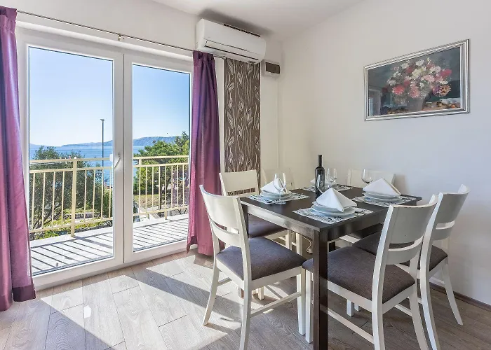 Helles Nur 100 Meter Zum Mit Meerblick, Parkplatz, Bbq Apartamento Novi Vinodolski